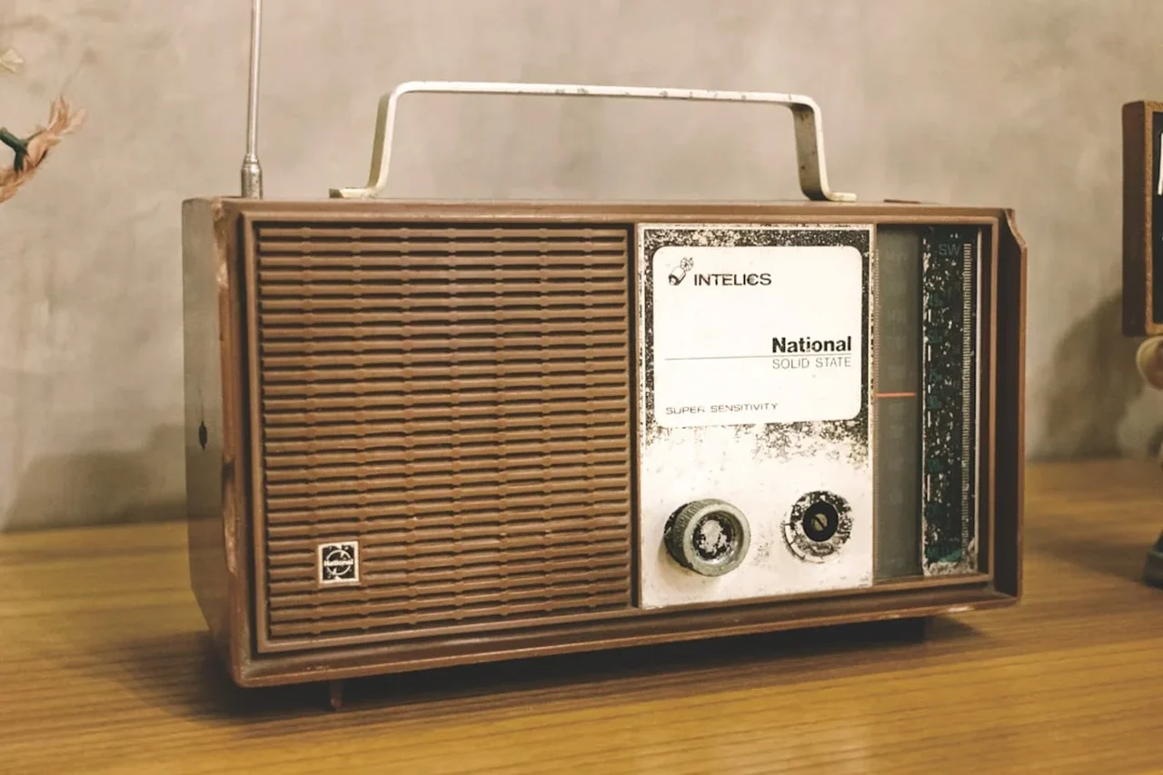 radio, explicat pe scurt pentru cititorii care vor context