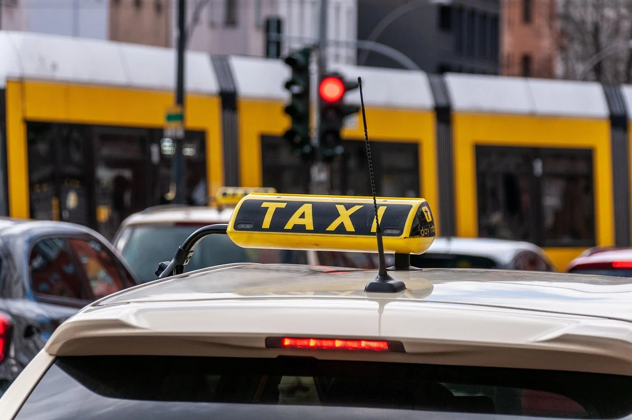 Agresorul unui taximetrist scapă cu o pedeapsă redusă pentru că nu a folosit armă