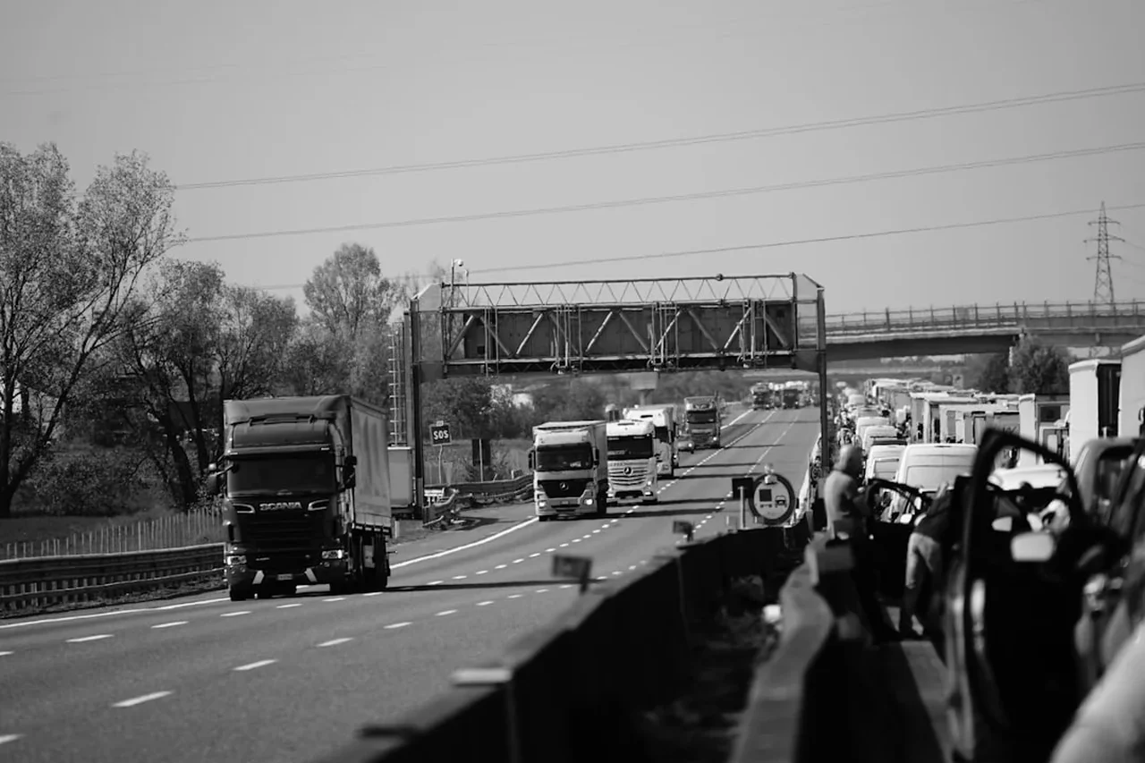 Accident pe DN7 în Sibiu: Un bărbat rănit după coliziunea dintre un TIR și un autoturism