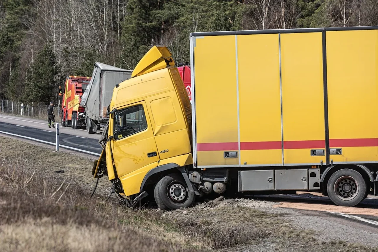 Valea Oltului, blocată după răsturnarea unui autocamion pe DN7