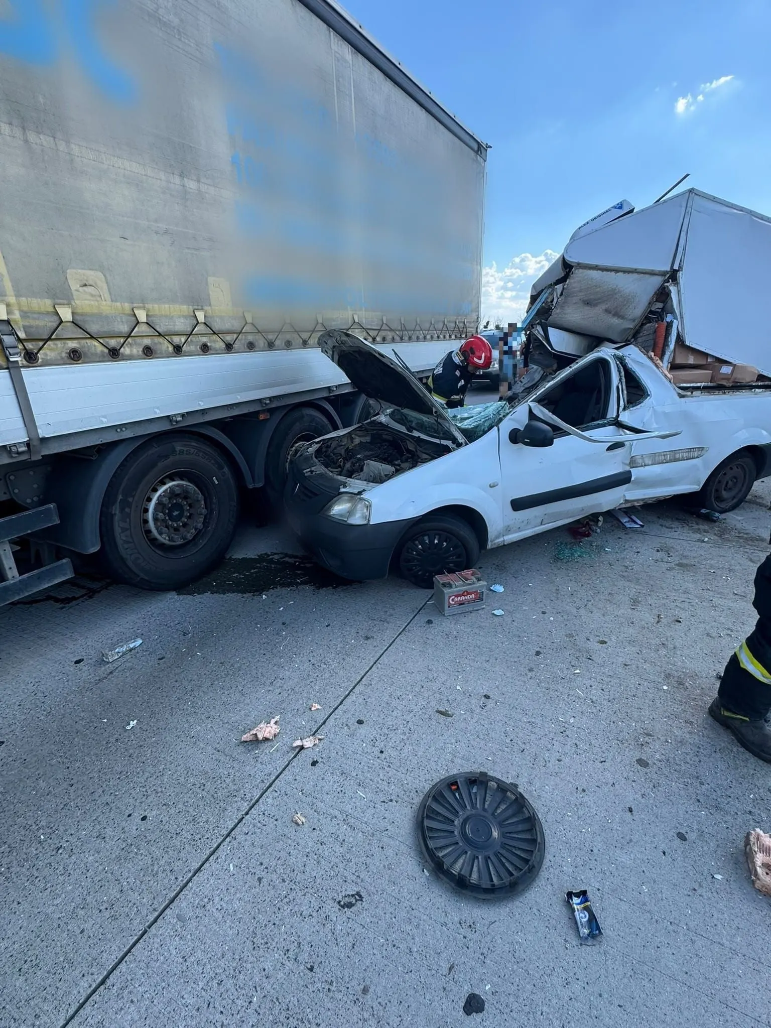 Accident pe DN5D la Remuș: șoferul de 37 de ani, dus la spital