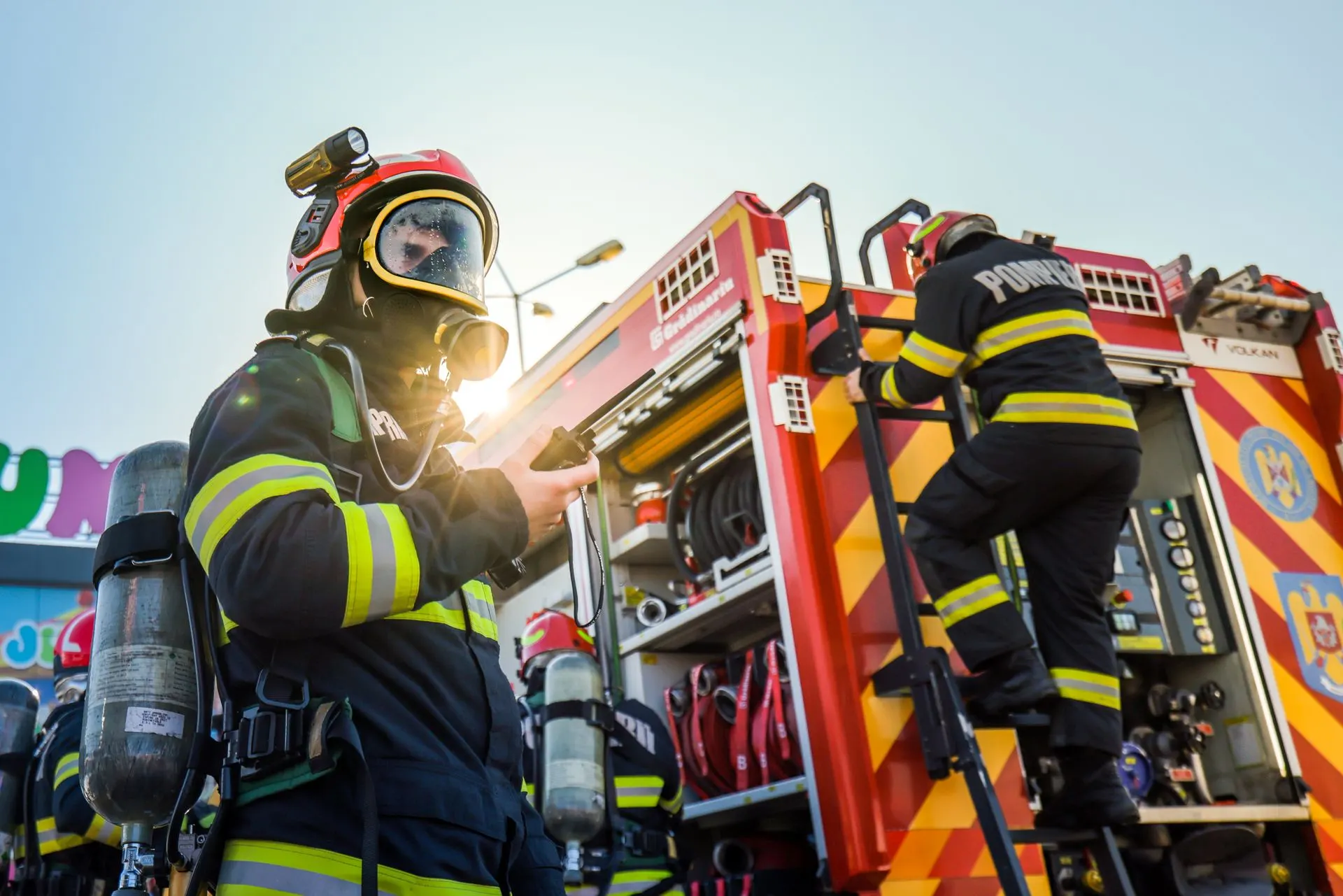 București, Sector 5: foc la hotă pe Bârcă, doi transportați la spital