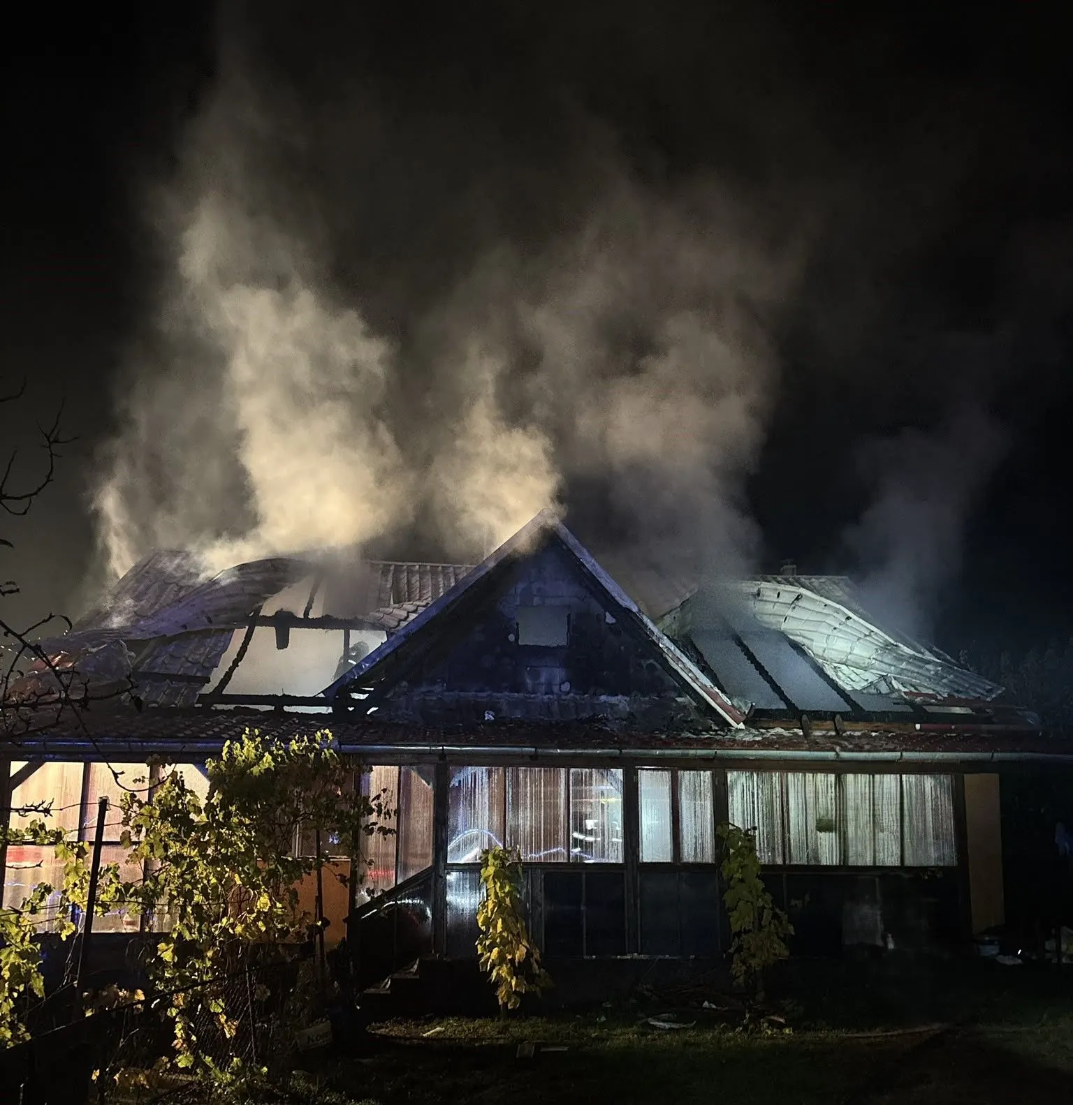 Sălaj – Chieșd: incendiu de casă seara târziu, victimă cu arsuri la brațe