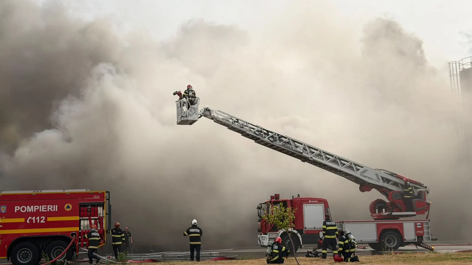 Drobeta: foc la fabrica de celuloză, mesaj RO-ALERT și ajutor din patru județe