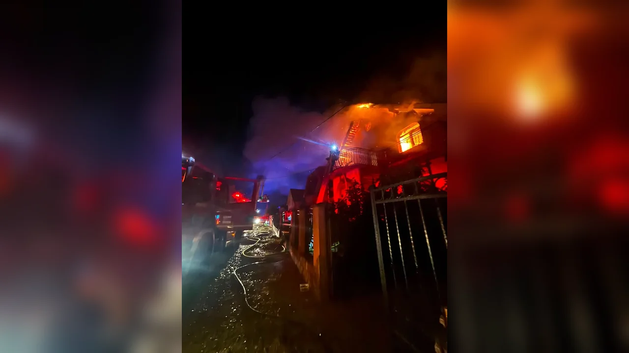 Casă din Oșorhei, cuprinsă de flăcări noaptea; cauza probabilă, coșul de fum