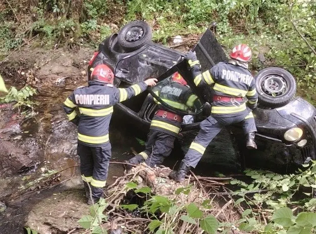 Teliuc: autoturism răsturnat la ieșirea spre Ghelari