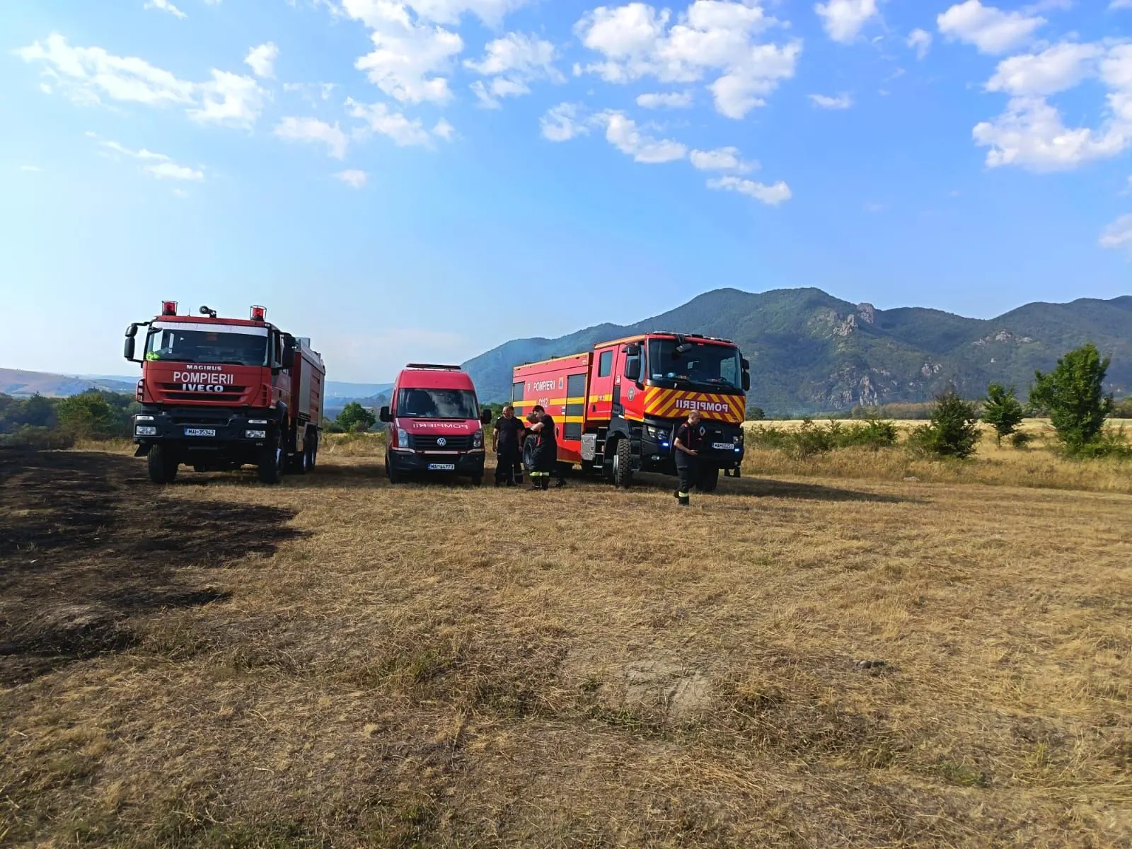 Hunedoara: foc pe vegetație uscată la Vulcan și Roșcani
