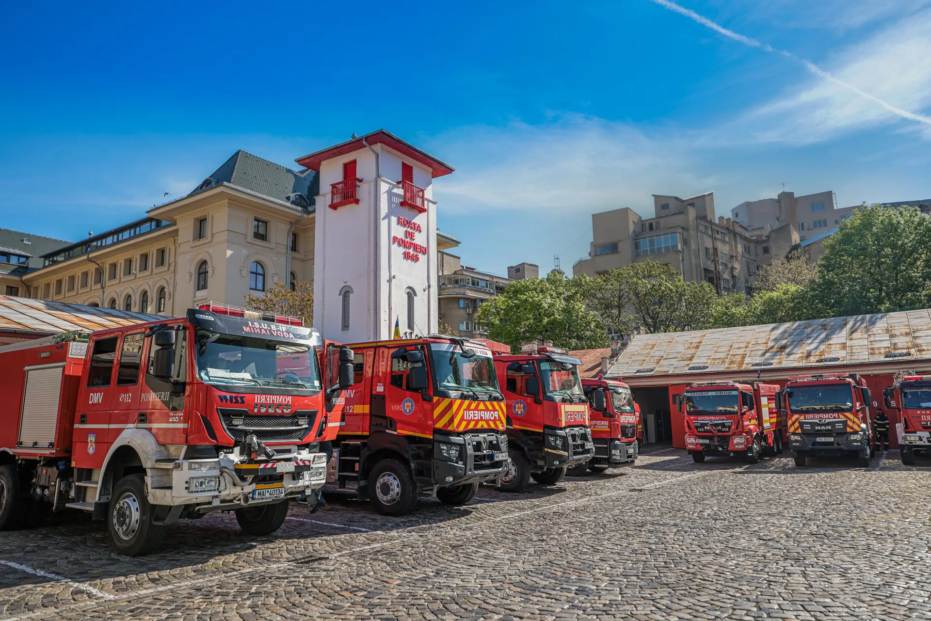 Incendiu la un service din București: 15 autoturisme afectate