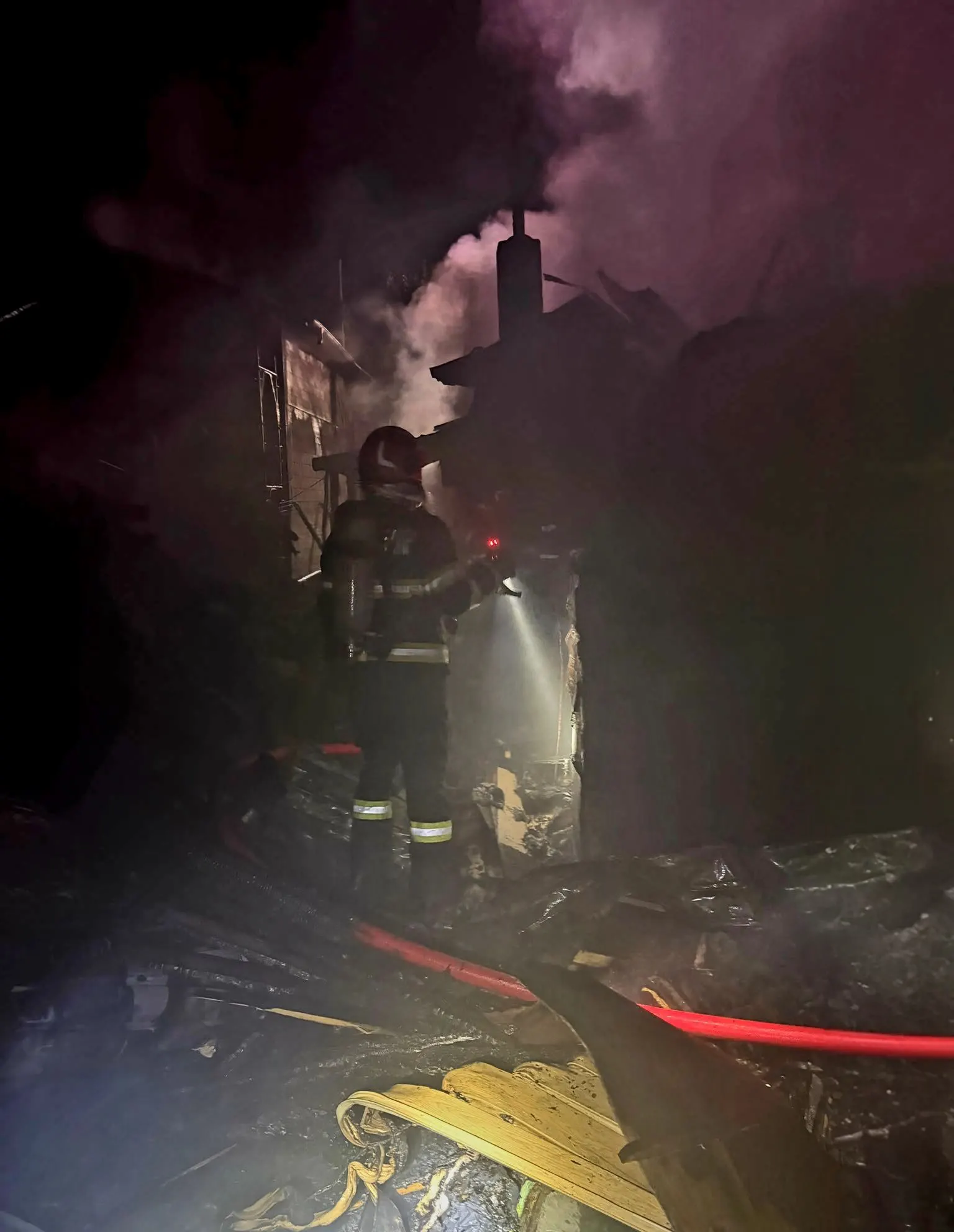 Două persoane cu arsuri după un incendiu violent la Malu Spart