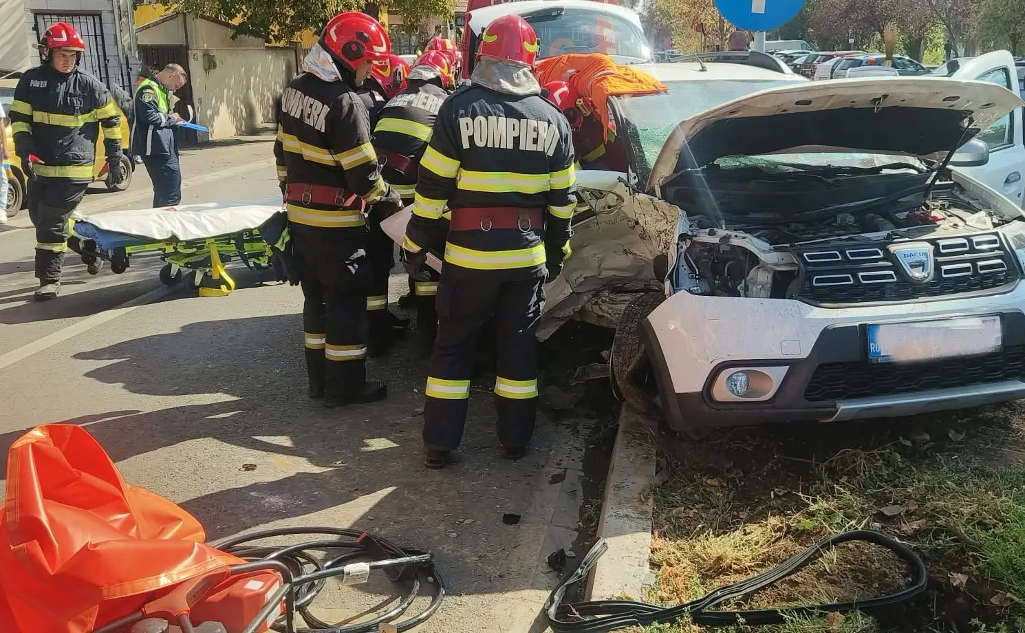 Accident în Oradea: femeie extrasă din mașină, doi la UPU