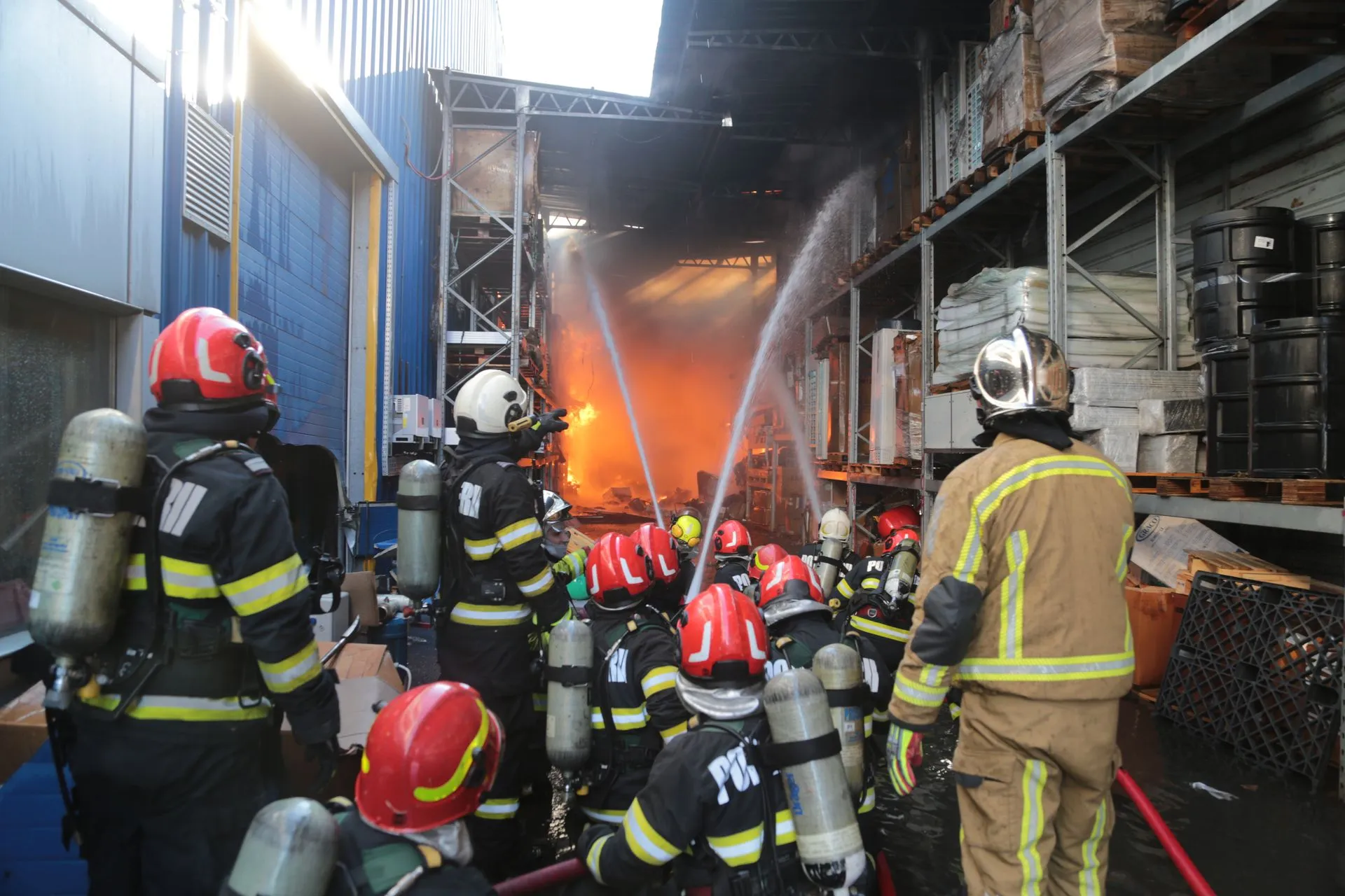 Sector 4: incendiu pe Lamotești, 37 de persoane evacuate